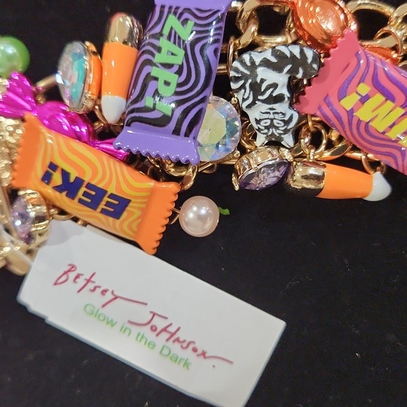 🔹️Betsey Johnson 🔸️glow In Dark Pearl and Stones Candy Statement Line Bracelet - Picture 5 of 5